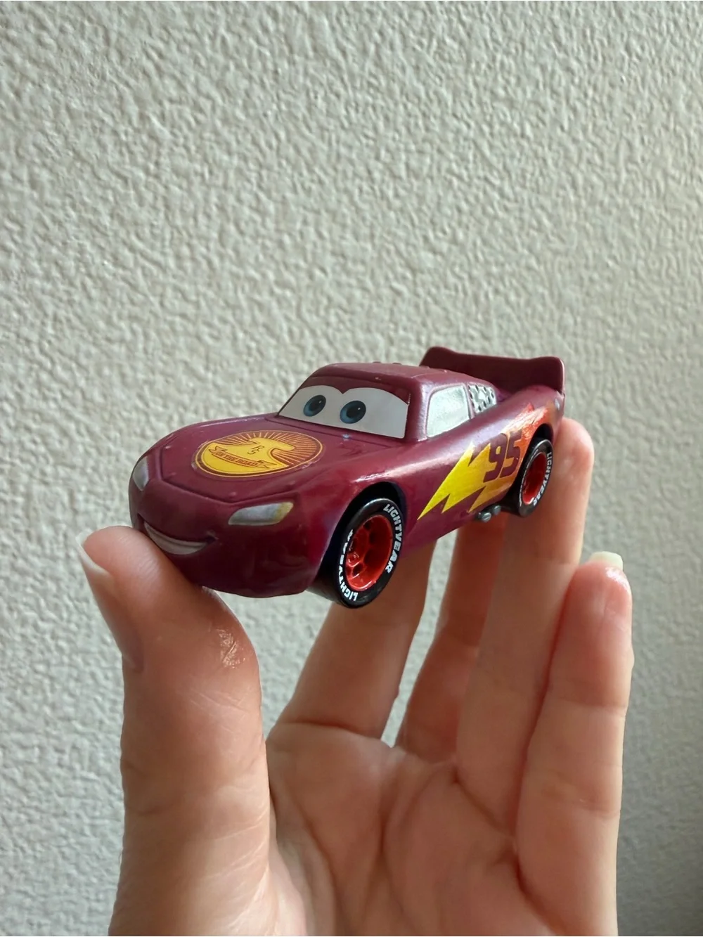 Disney Pixar Cars on the road Lightning McQueen Color changing car blue/maroon